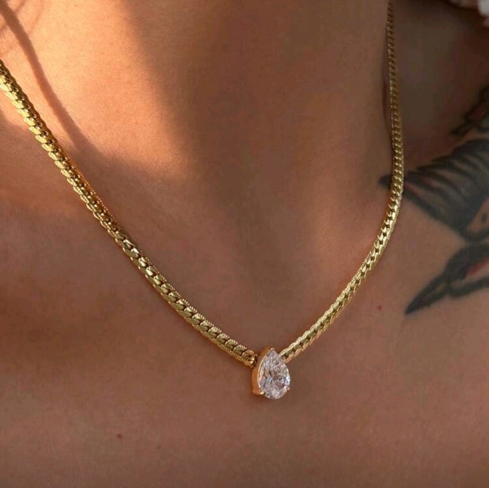 Elegant Gold Necklace with Teardrop Pendant